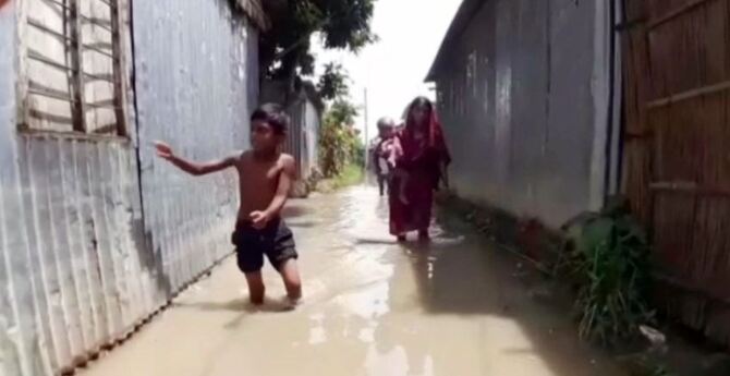 রাজবাড়ীতে পানিবন্দি অন্তত ১০ হাজার পরিবার, কমছে না দুর্ভোগ