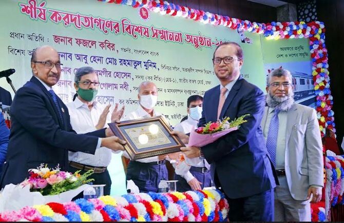 ব্যাংকিং খাতে শীর্ষ করদাতার সম্মাননা পেল ইসলামী ব্যাংক