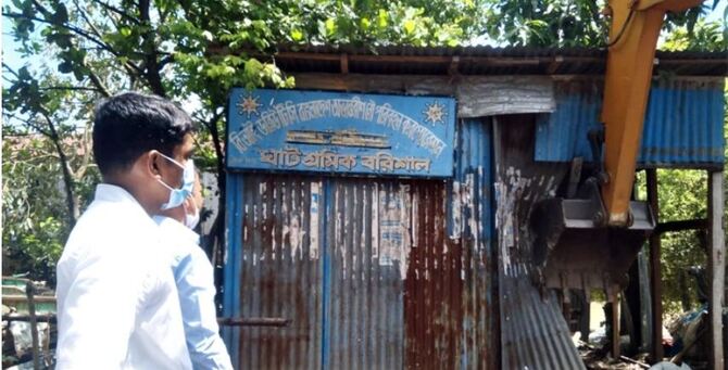 কীর্তনখোলা নদীর তীরে অর্ধশতাধিক অবৈধ স্থাপনা উচ্ছেদ