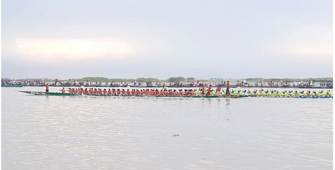 যমুনায় ময়ূরপঙ্খী-পঙ্খীরাজ-জলপরীর বাইচ দেখতে উপচেপড়া ভিড়
