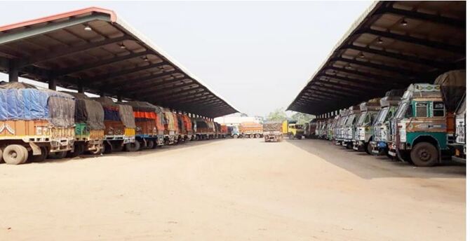 দ্বিতীয় দিনেও বেনাপোল বন্দরে আটকা শত শত ট্রাক