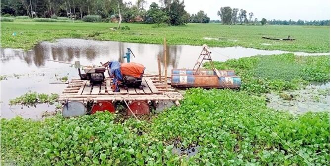 ফসলি জমির মাটি বিক্রির পর এবার ড্রেজার দিয়ে বালু উত্তোলন