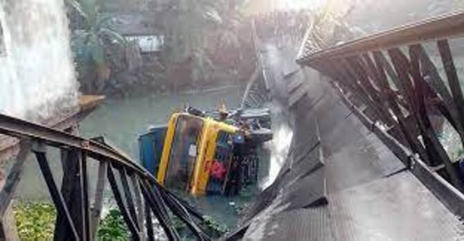 দুলতে দুলতে ট্রাকসহ ভেঙে পড়লো বেইলি ব্রিজ