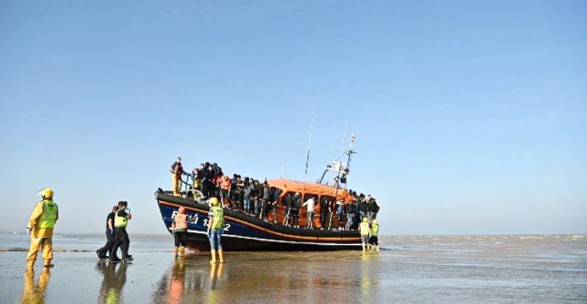 ‘অবৈধ অভিবাসী’ ফেরত না নেওয়ায় তিন দেশের ভিসায় কাটছাঁট ফ্রান্সের