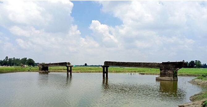 দুই ধারে ‘দুই সেতু’ যেন ভেসে উঠেছে