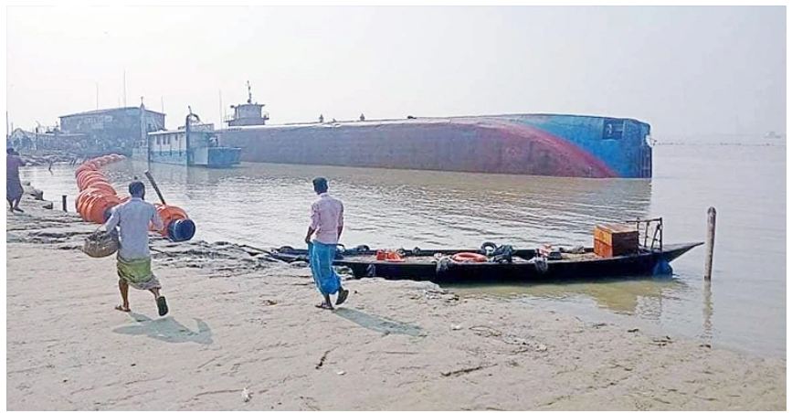 পাটুরিয়ায় ১৭ ট্রাকসহ ডুবলো ফেরি