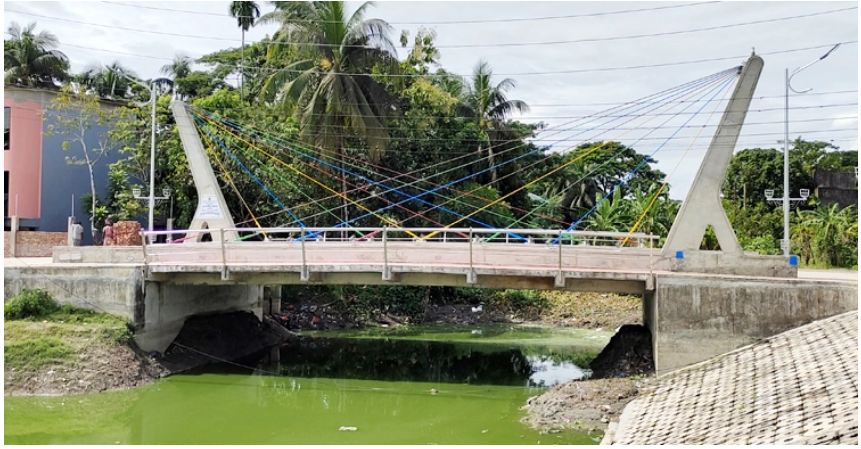 দৃষ্টিনন্দন ব্রিজে মৃতপ্রায় খাল এখন বিনোদনকেন্দ্র
