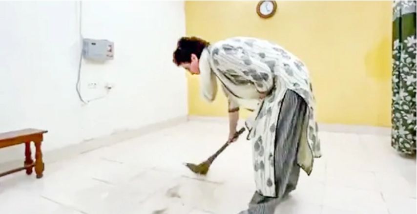 গেস্ট হাউজ ঝাড়ু দিয়ে পরিষ্কার করলেন প্রিয়াঙ্কা গান্ধী