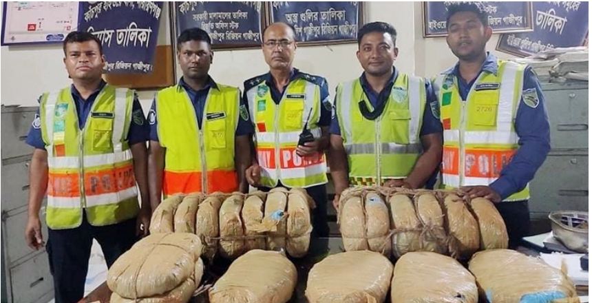 পিকআপের সিটের পেছনে মিললো ৩৮ কেজি গাঁজা