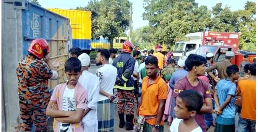 দাঁড়িয়ে থাকা অটোরিকশায় কাভার্ডভ্যানের ধাক্কা, নিহত ২