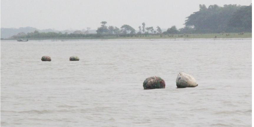 জাল ভাসাতে পরিত্যক্ত প্লাস্টিকের বোতল ব্যবহার