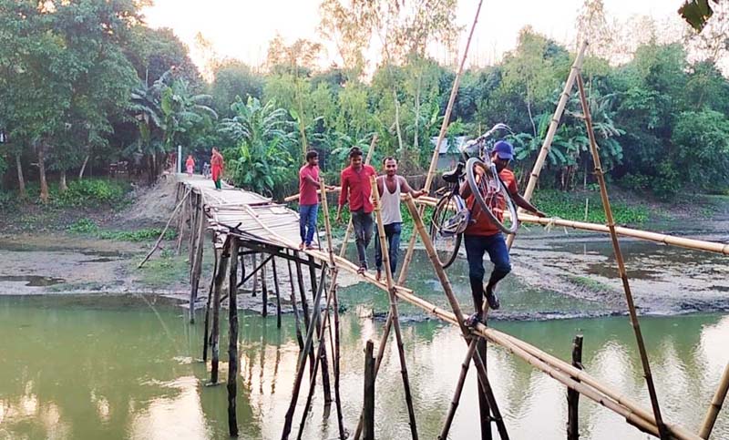 দেড় বছর ধরে ভেঙে পড়ে আছে সেতু, ভরসা বাঁশের সাঁকো