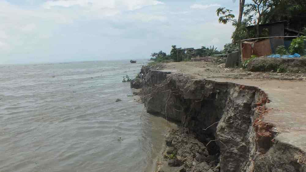 রাজবাড়ীতে পদ্মার প্রতিরক্ষা বাঁধে আবারো ভাঙন