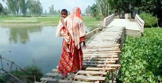 নির্মাণের দুমাসেই ভাঙলো সেতু, ভোগান্তিতে দুই জেলার মানুষ