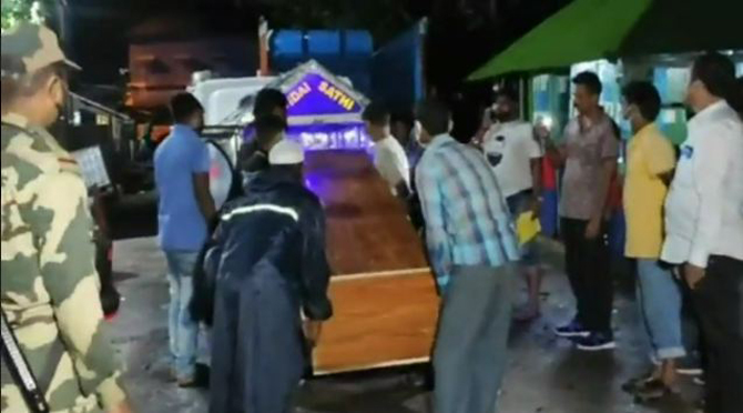 ভারতীয় ট্রাক চালকের ময়নাতদন্ত শেষে ভারতীয় ইমিগ্রেশন কর্তৃপক্ষের কাছে লাশ হন্তান্তর