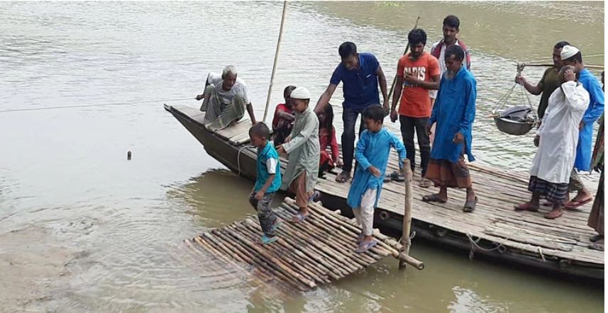 এক নৌকায় ৪০ গ্রামের মানুষের নদী পারাপার