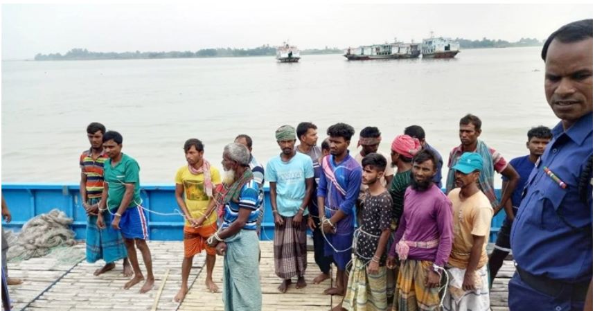 মা ইলিশ ধরার অপরাধে ৩৩ জেলের এক বছর করে কারাদণ্ড