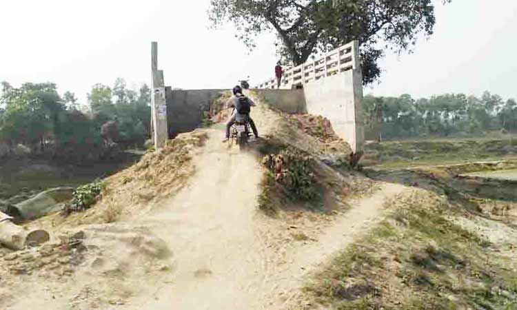 ব্রিজ আছে, নেই সংযোগ সড়ক