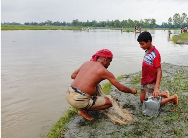 ভেঙে যাওয়া ফ্লাট বাইপাস সড়কে মাছ ধরার হিড়িক