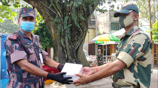 দূর্গাপূজা উপলক্ষে হিলি সীমান্তে বিএসএফকে মিষ্টি দিয়ে বিজিবির শুভেচ্ছা