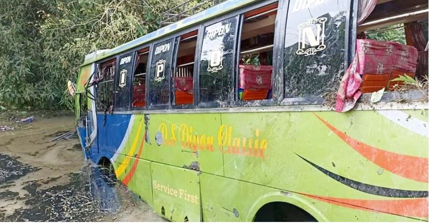 সাতক্ষীরায় বাস খাদে পড়ে হেলপার নিহত, আহত ১৫