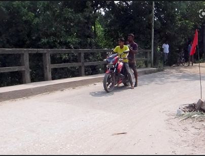 গাড়ি উঠলেই কাঁপে ব্রিজ