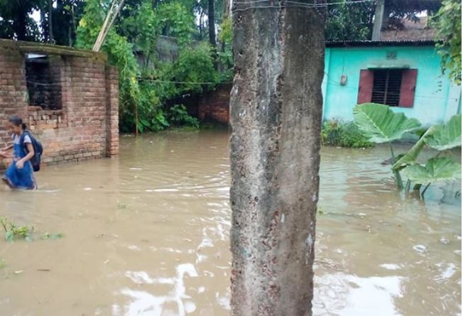 ২ ঘণ্টার বৃষ্টিতে তলিয়ে গেলো দিনাজপুরের বিভিন্ন সড়ক