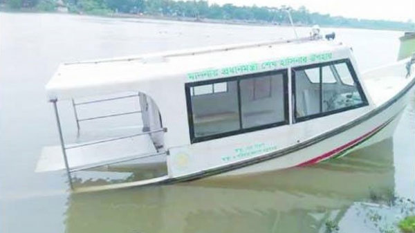 জোয়ারে তলিয়ে ভাটায় ভাসে নৌ অ্যাম্বুলেন্স