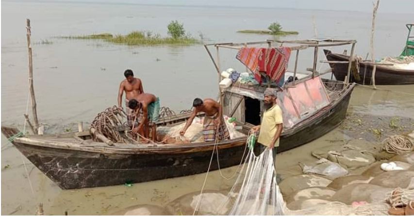 ধরা পড়ছে না ইলিশ, হতাশ জেলেরা