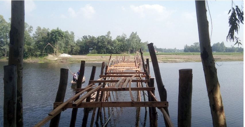 অবশেষে এলাকাবাসীই তৈরি করছেন কাঠের সেতু