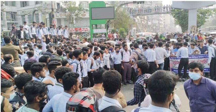 ‘হাফ ভাড়া’র দাবিতে সায়েন্সল্যাবে সড়ক অবরোধ