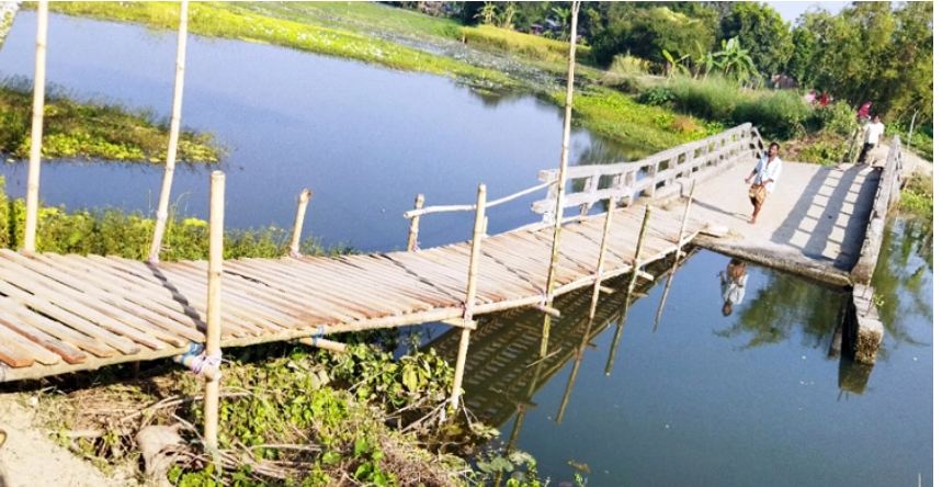 কাঠের সেতুই ভরসা!