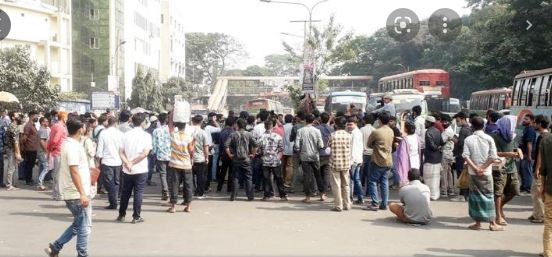 বাসভাড়া বৃদ্ধির প্রতিবাদ শাহবাগ অবরোধ করে বিক্ষোভ