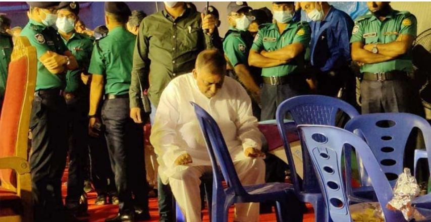 আজান শুনে অনুষ্ঠানস্থলেই নামাজ আদায় স্বরাষ্ট্রমন্ত্রীর