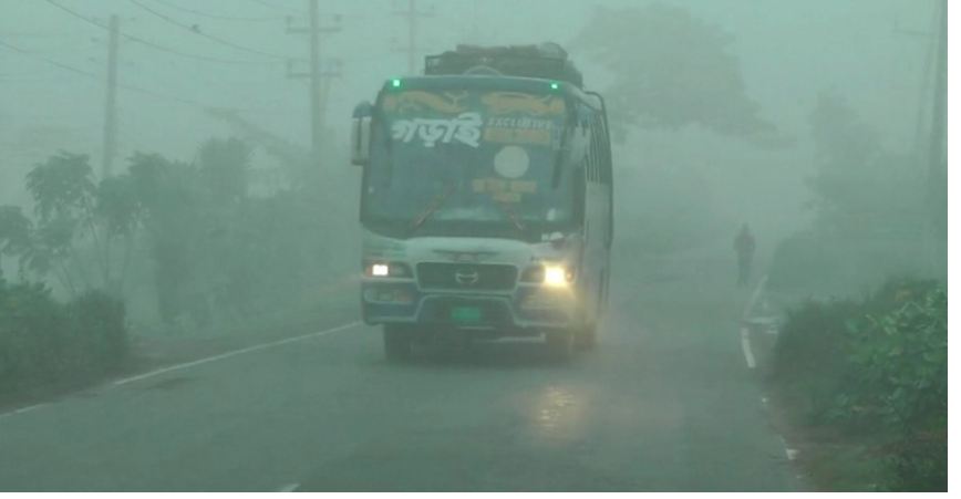 ঝিনাইদহে ঘন কুয়াশায় সড়কে হেড লাইট জ্বালিয়ে চলছে যান