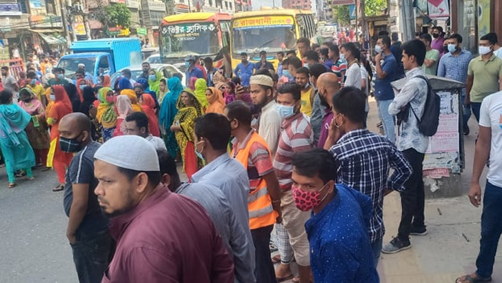 কুড়িলে পোশাকশ্রমিকদের সড়ক অবরোধ, তীব্র যানজট