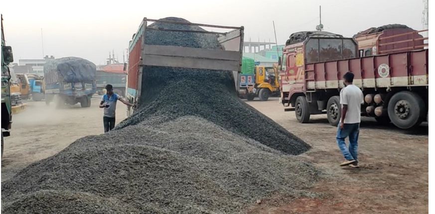 হিলিতে অর্ধেকে নেমেছে পাথর আমদানি