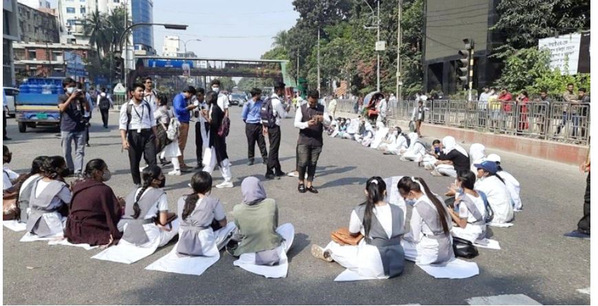 নিরাপদ সড়কের দাবিতে ধানমন্ডি ২৭ নম্বরে শিক্ষার্থীদের অবস্থান