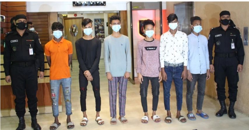 ছিনতাইকারী ধরতে বেরিয়ে এলো কিশোর গ্যাং ‘ভাইব্বা ল কিং’
