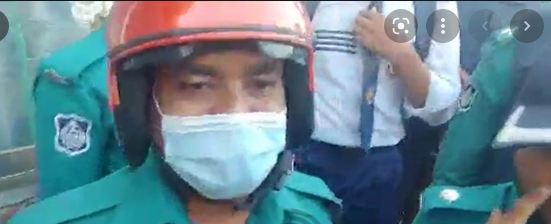 লাইসেন্সবিহীন মোটরসাইকেল, শিক্ষার্থীদের তোপে পুলিশকে জরিমানা