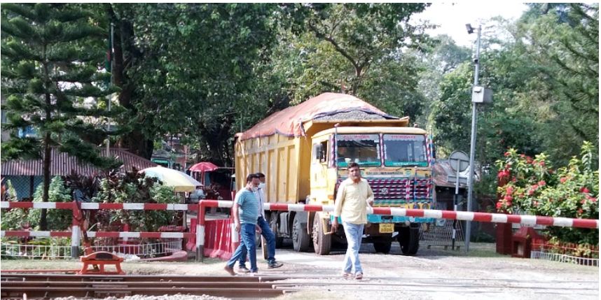 প্রবেশমুখে ট্রাক বিকল, হিলি দিয়ে আমদানি-রপ্তানি বন্ধ