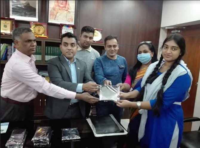 হিলিতে চিত্রা অংকন ও রচনা প্রতিযোগীতায় বিজয়ীদের মাঝে পুরুস্কার বিতরণ