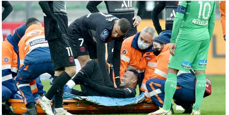 ভয়াবহ ইনজুরিতে বছর শেষ নেইমারের