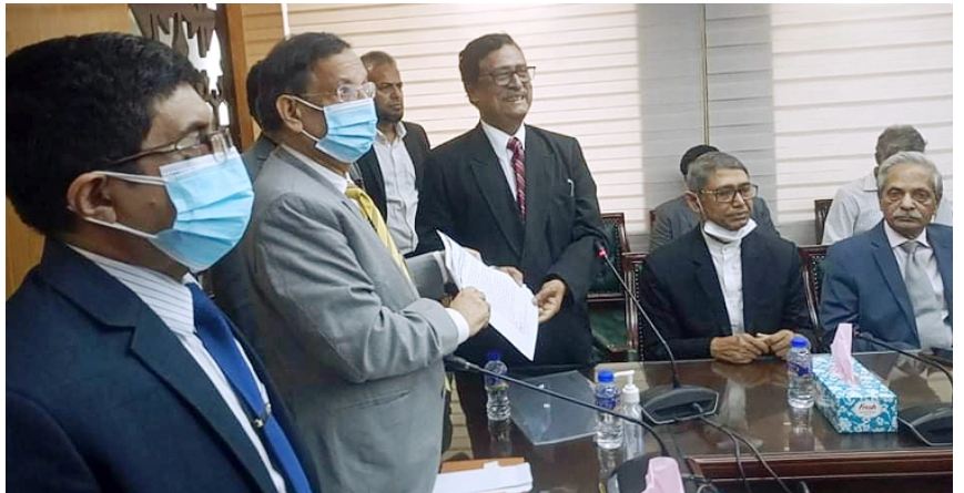 খালেদা জিয়াকে বিদেশে পাঠাতে আইনমন্ত্রীকে আইনজীবীদের স্মারকলিপি