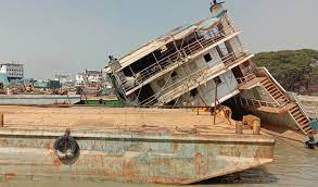 পাটুরিয়ায় ডুবে যাওয়া ফেরিটি তোলা হয়েছে