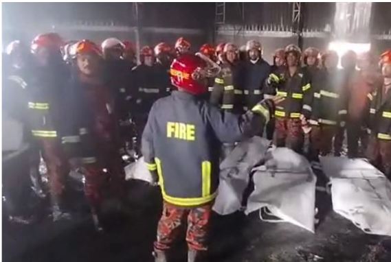 সান্তাহারে প্লাস্টিক কারখানায় আগুন, ৫ জনের মরদেহ উদ্ধার