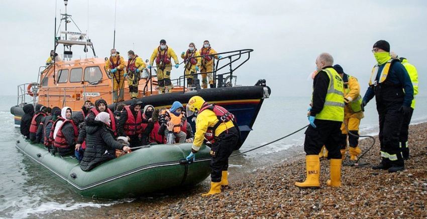 দুই দিনে ইংলিশ চ্যানেল হয়ে যুক্তরাজ্যে ৯০০ অভিবাসনপ্রত্যাশী