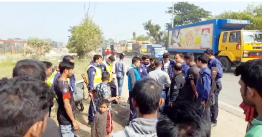 পণ্যবোঝাই ট্রাকের ধাক্কায় কাভার্ডভ্যানের দুই যাত্রী নিহত