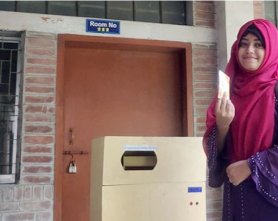 মেশিনের ভেতর ১০ টাকা দিলেই বেরিয়ে আসবে স্যানিটারি প্যাড