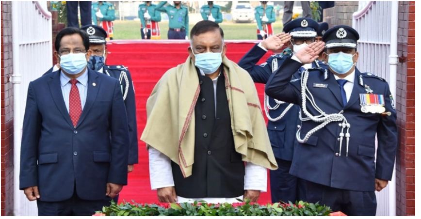 শহীদ পুলিশ সদস্যদের প্রতি স্বরাষ্ট্রমন্ত্রী-আইজিপির শ্রদ্ধা